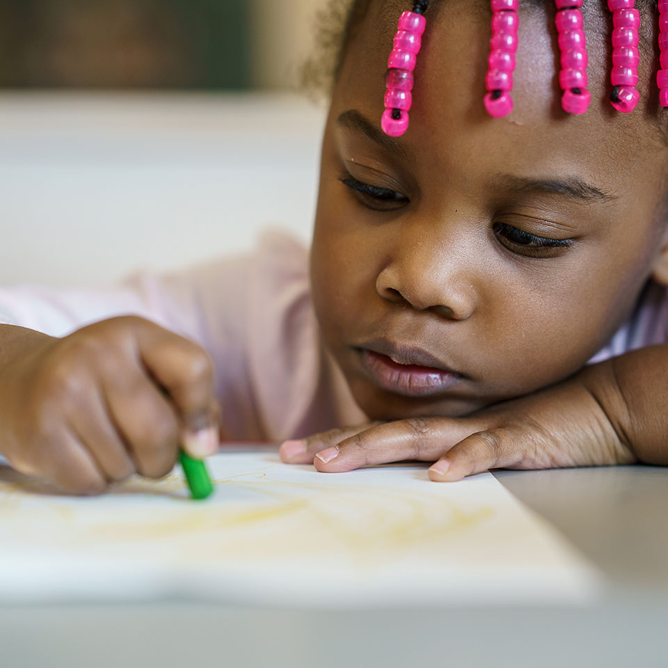 photo-young-girl-drawing-with-crayon
